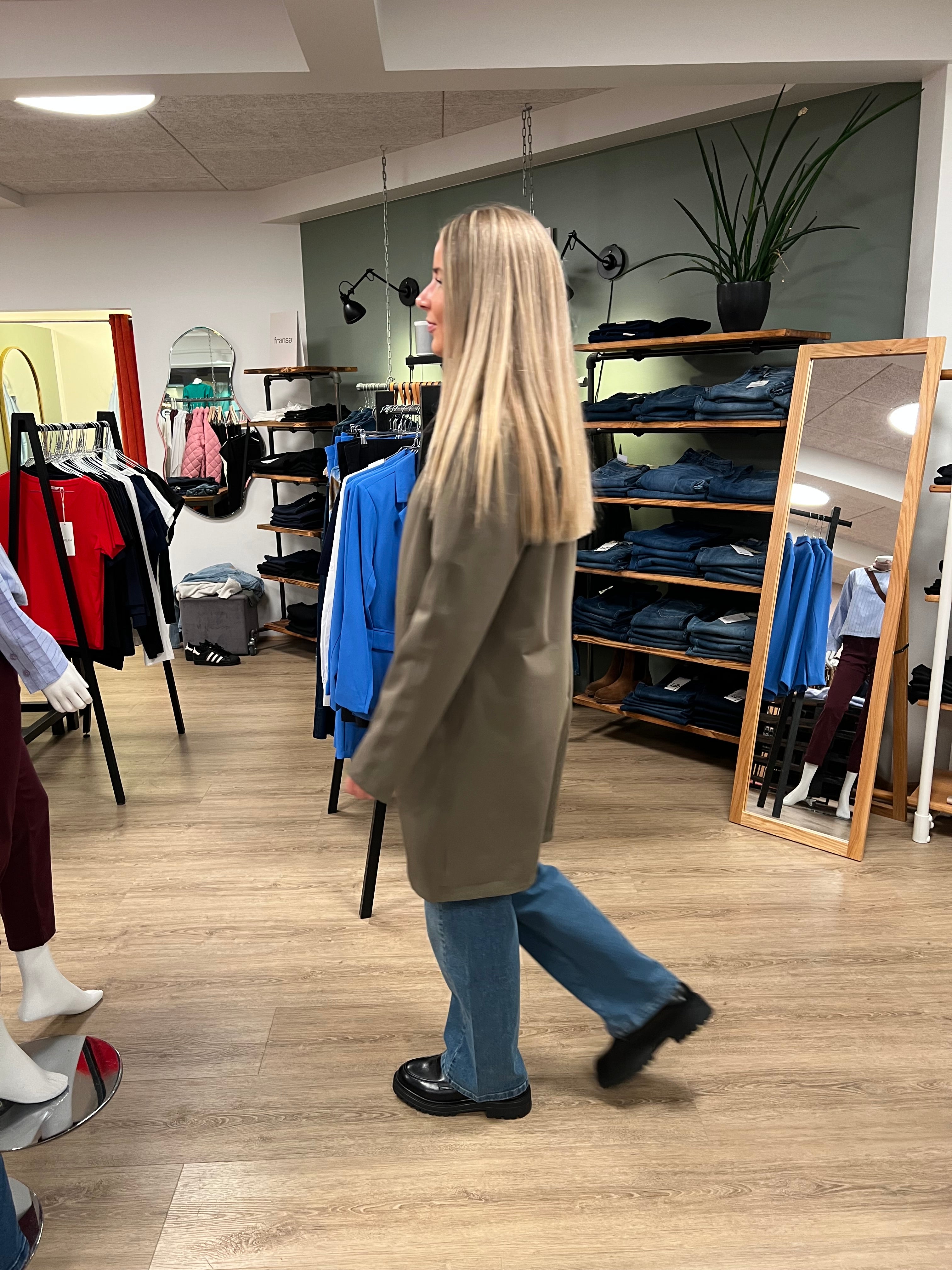 Coat w. Corduroy collar