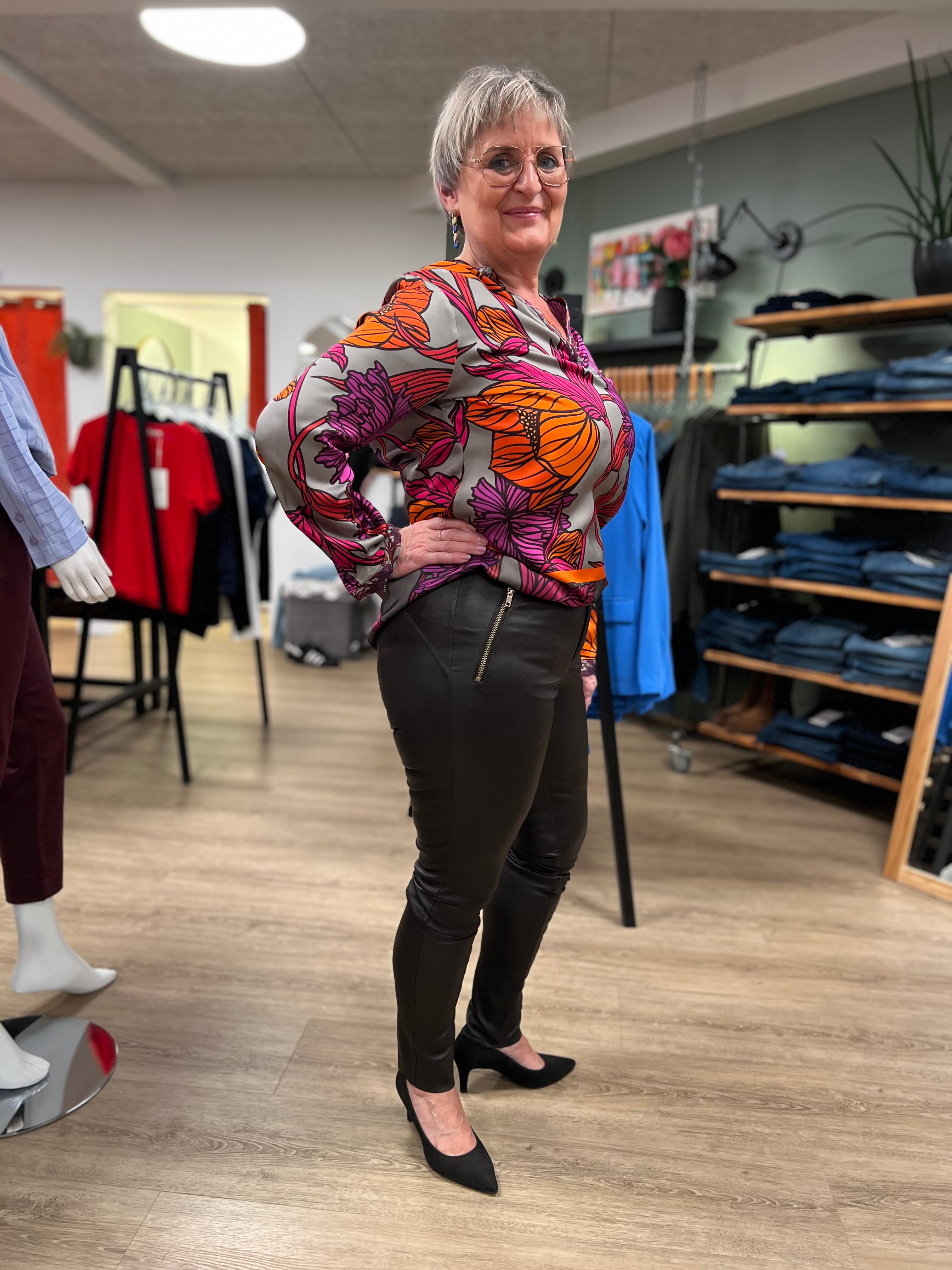 Leggings with saddle and zip pockets