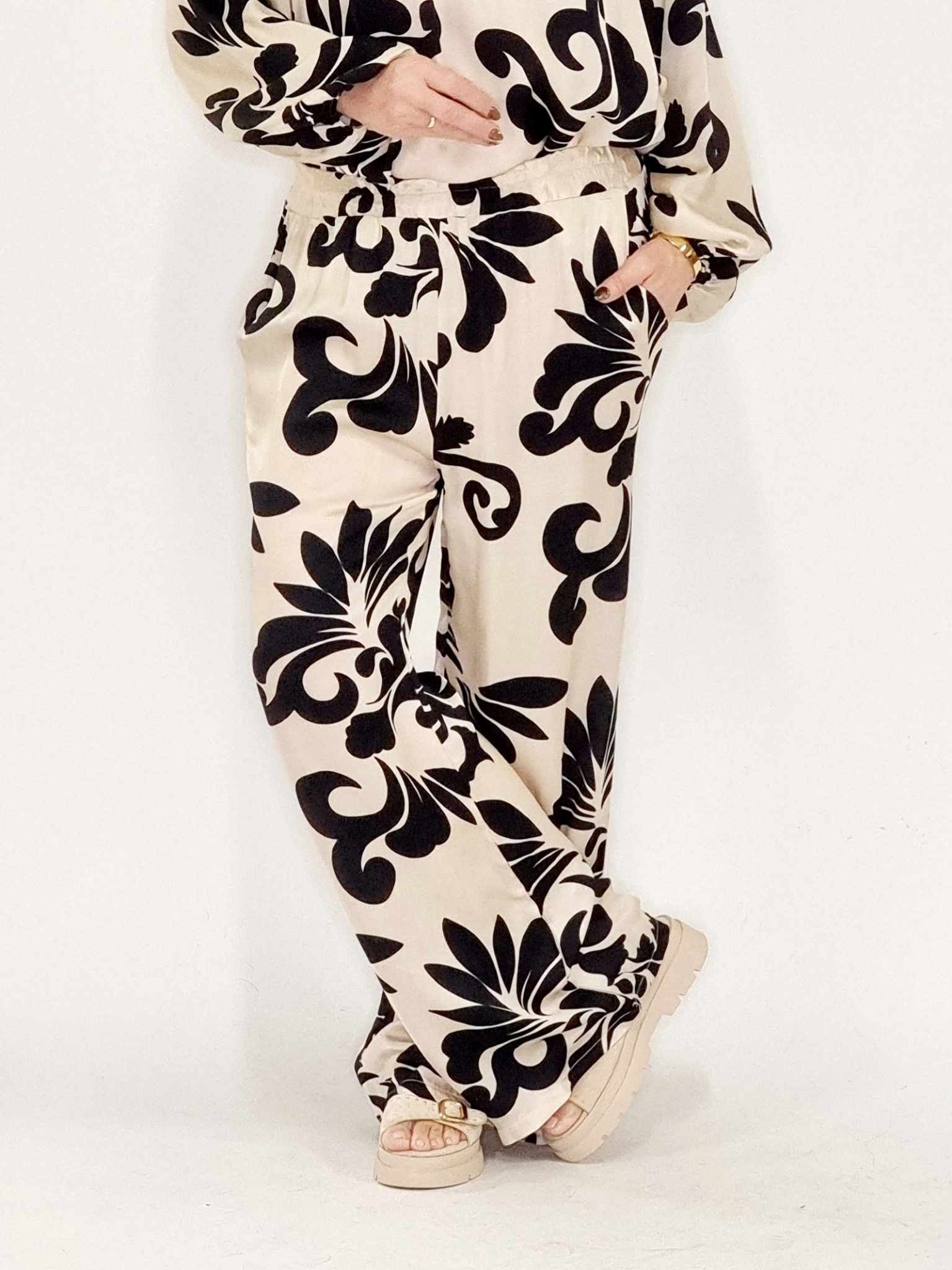 Buks med lommer vide ben og elastik i livet. Viscose. One Size