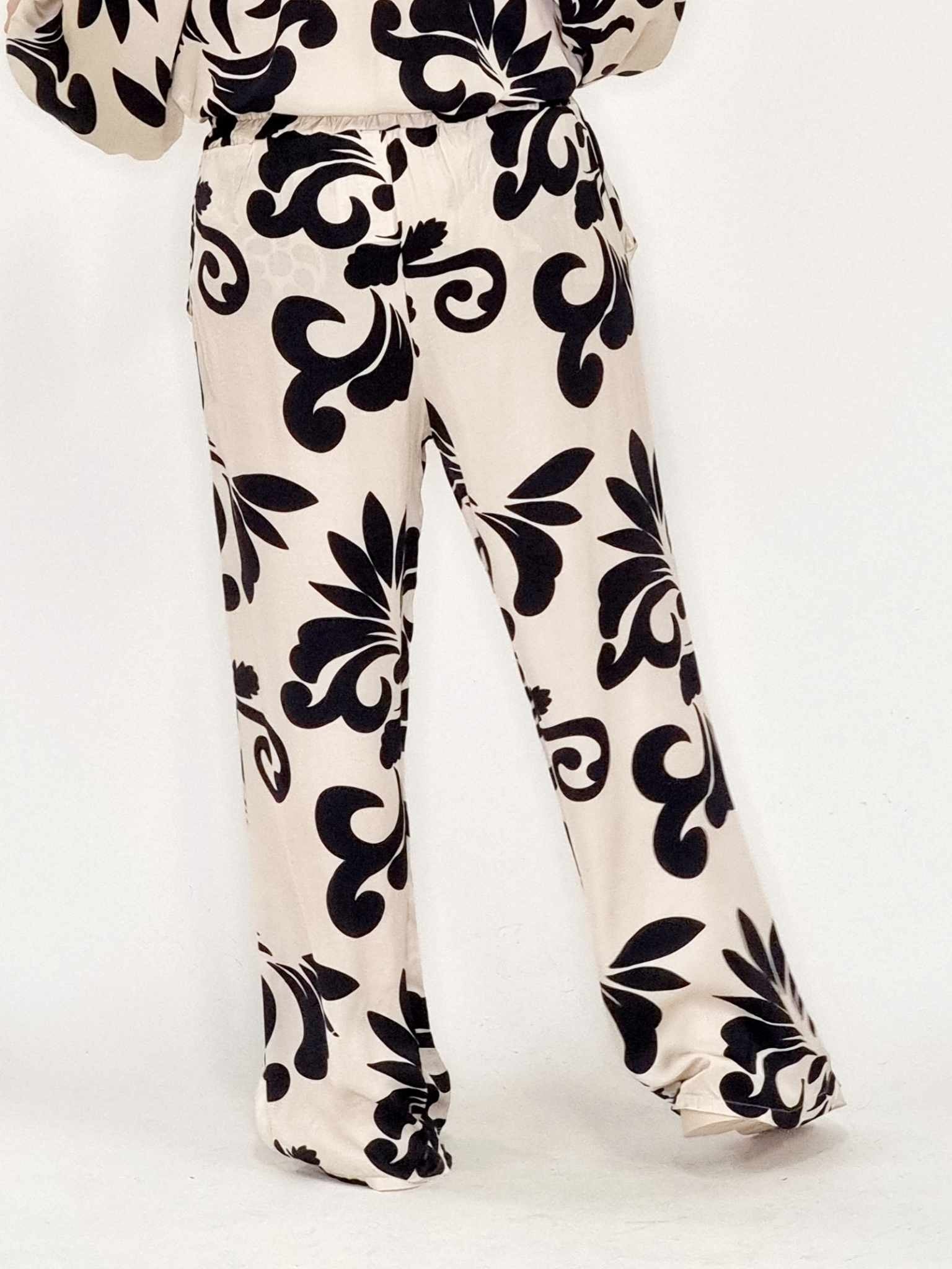 Buks med lommer vide ben og elastik i livet. Viscose. One Size