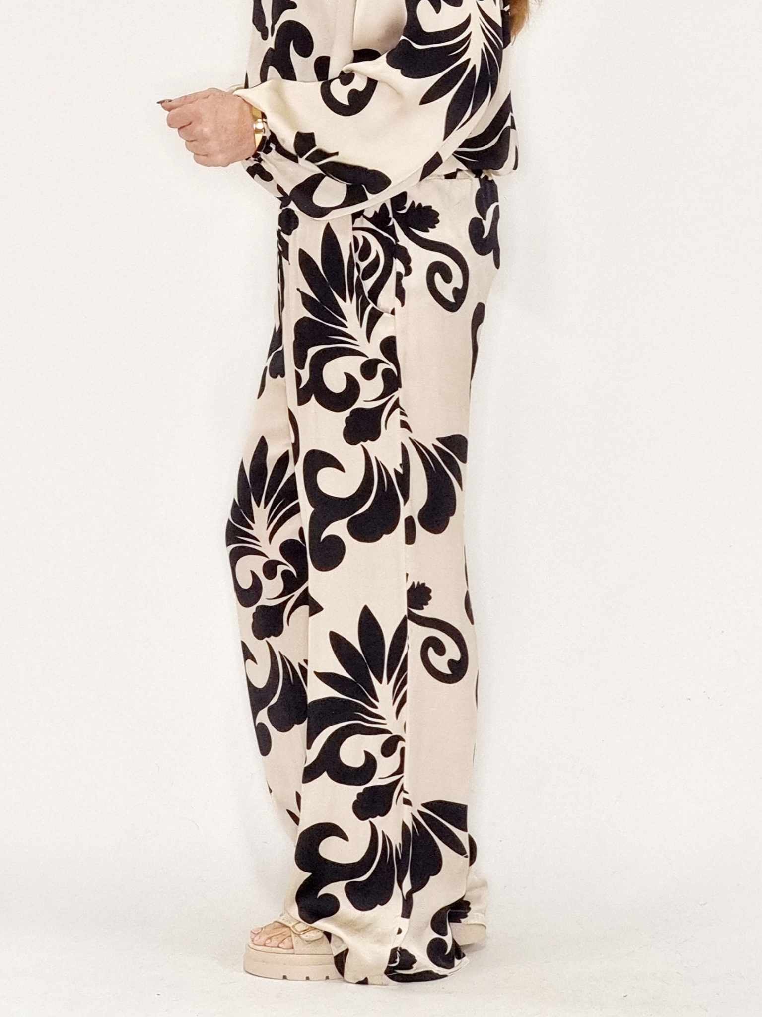 Buks med lommer vide ben og elastik i livet. Viscose. One Size