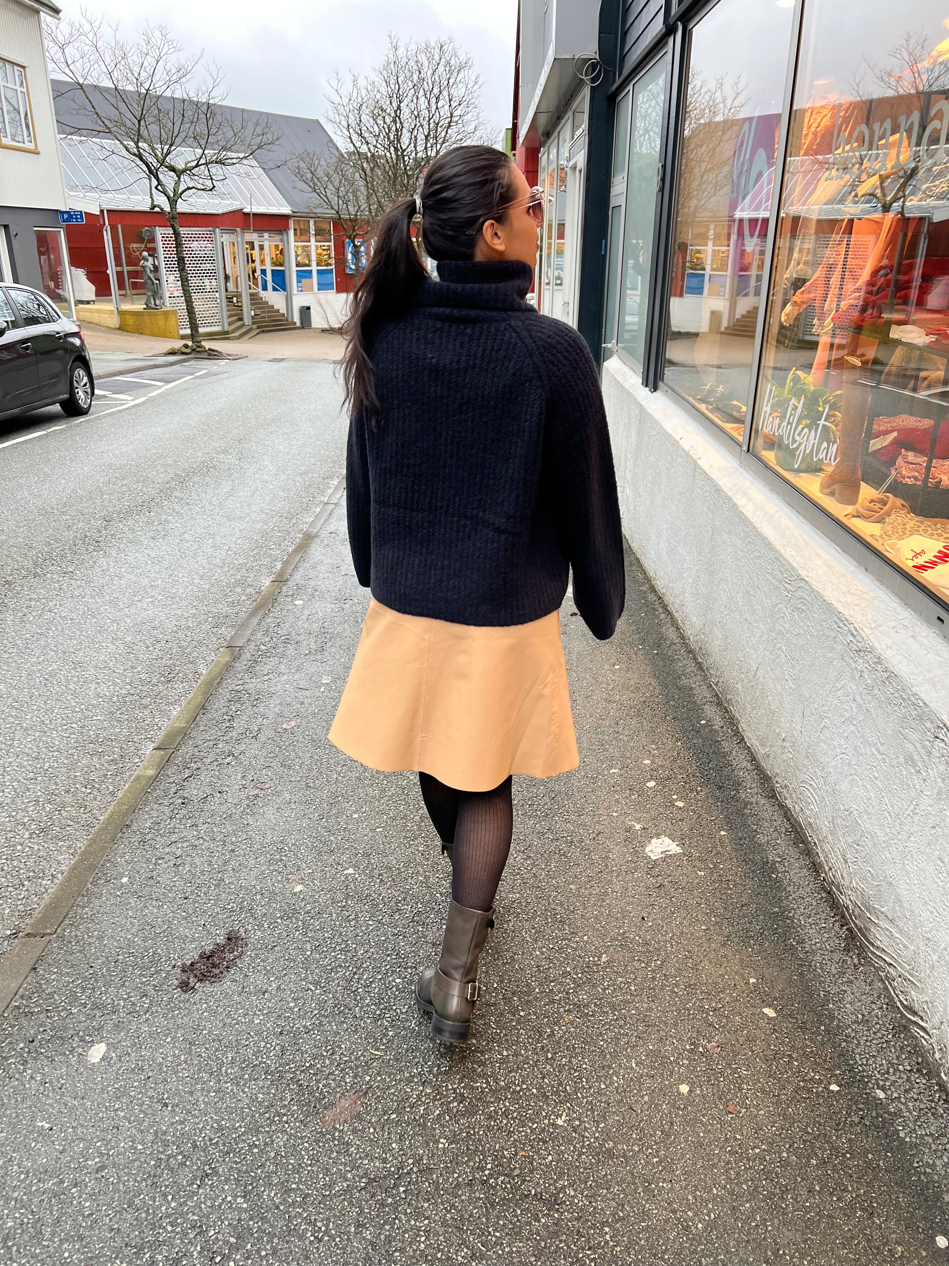 Skirt with zip pockets