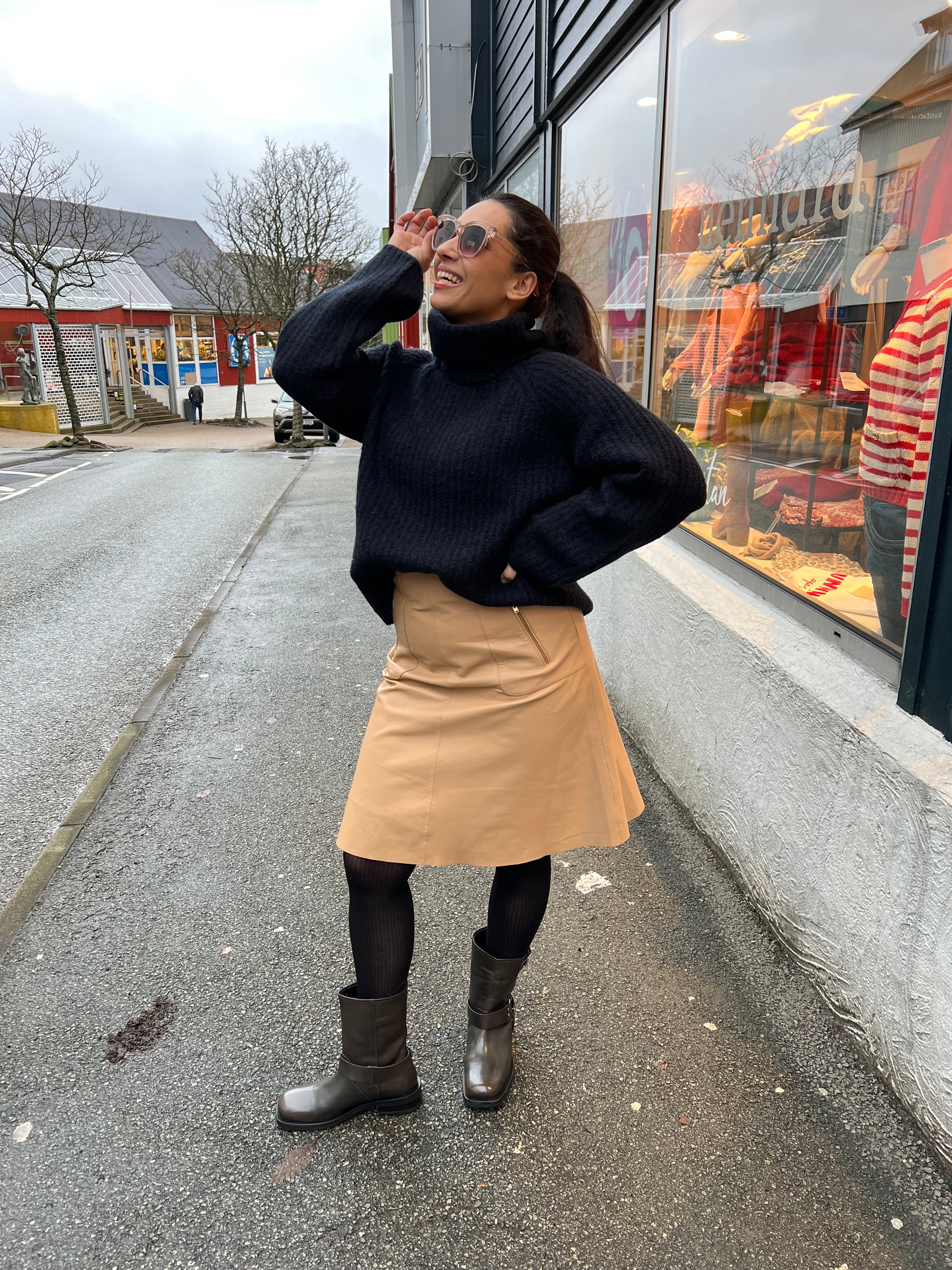 Skirt with zip pockets