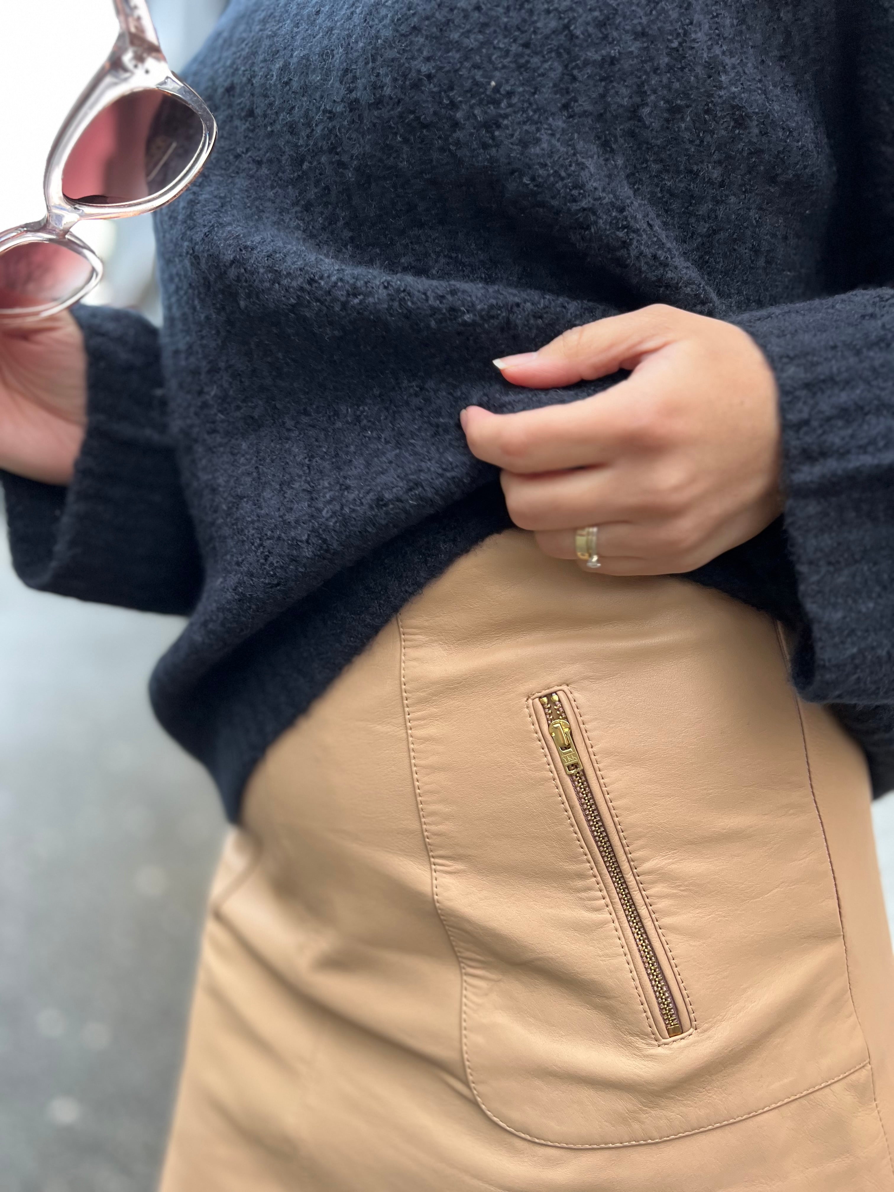 Skirt with zip pockets