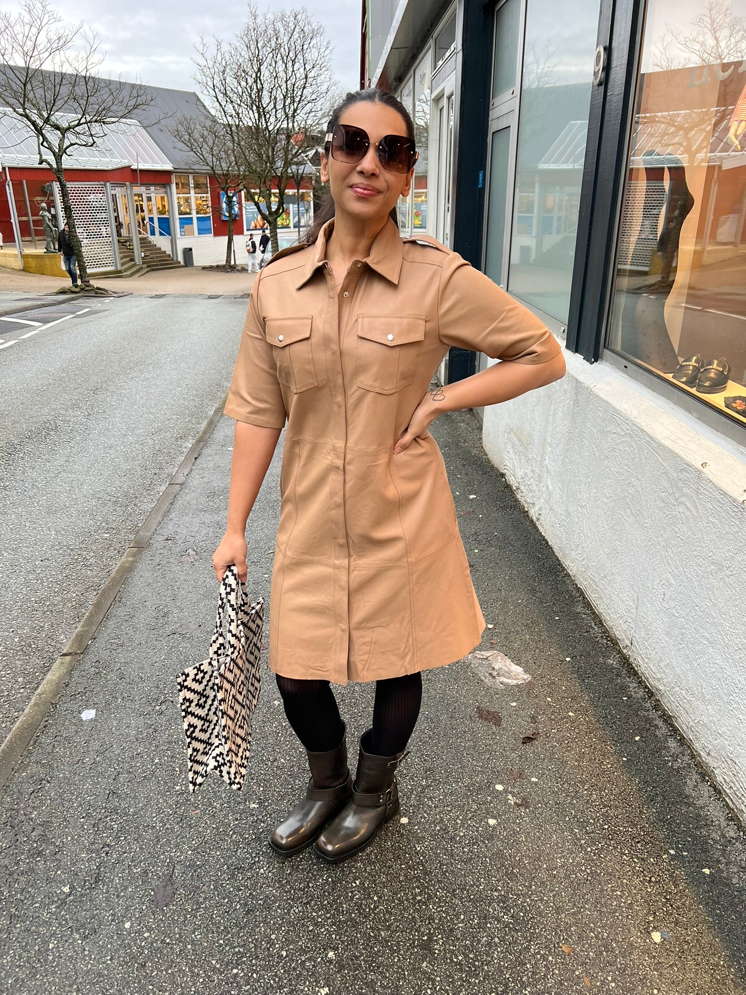 Dress w. Chest Pockets and Short Sleeves