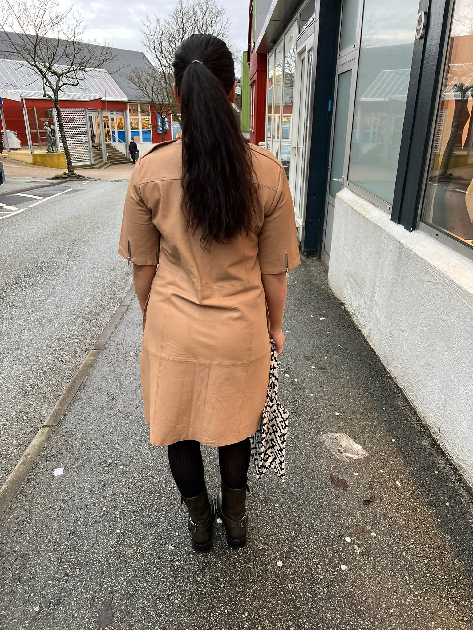 Dress w. Chest Pockets and Short Sleeves