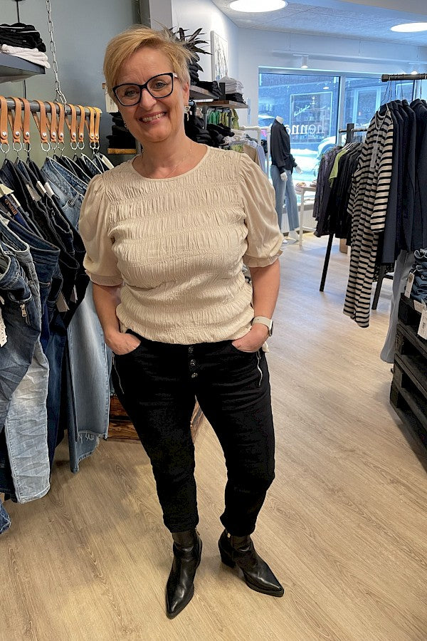 Buks med 4 knapper & lynlås.