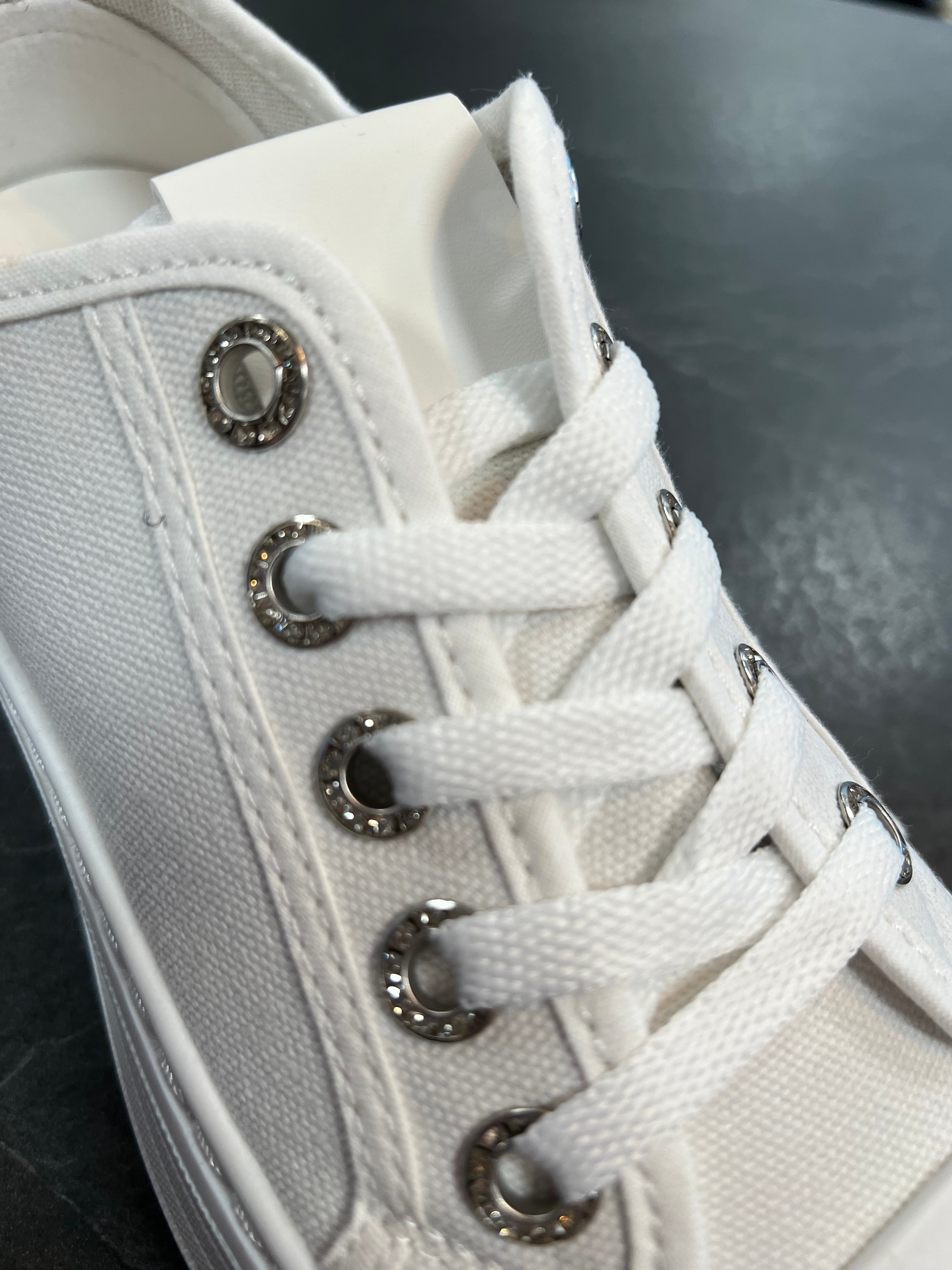 Sneakers plain hvid med runde similiringe