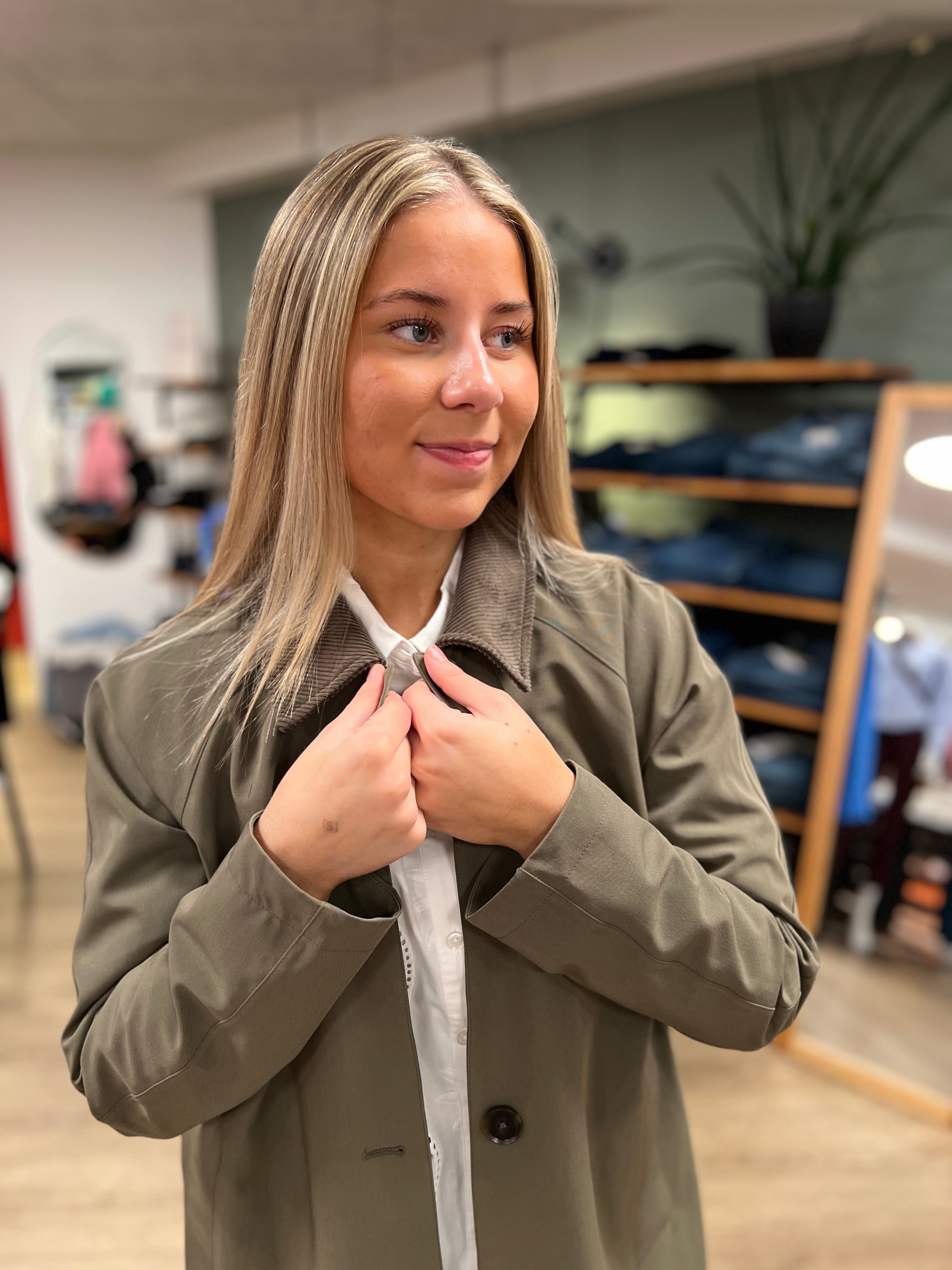 Coat w. Corduroy collar